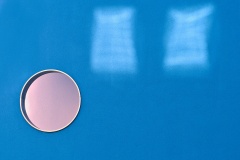Fensterreflexion-an-blauer-Hauswand